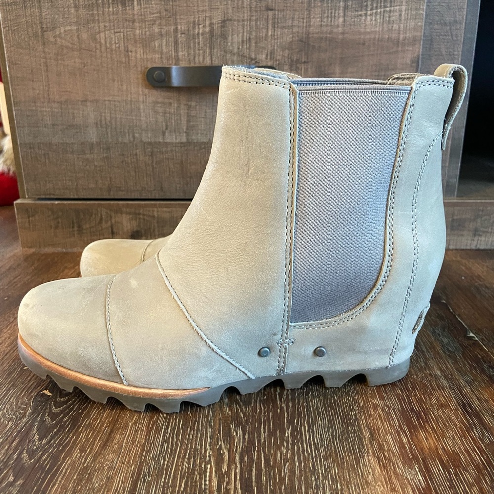 Sorel Joan of arctic wedge Chelsea bootie, size 8